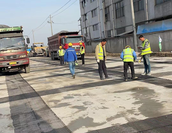 芦溪老材料的新故事：玻璃纤维土工格栅如何在‘白改黑’浪潮中重获新生？